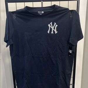 New Era Dark Blue NY Yankees Logo Tee with fish back NWT